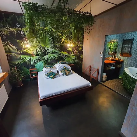 Tropicana Jacuzzi Apartment *